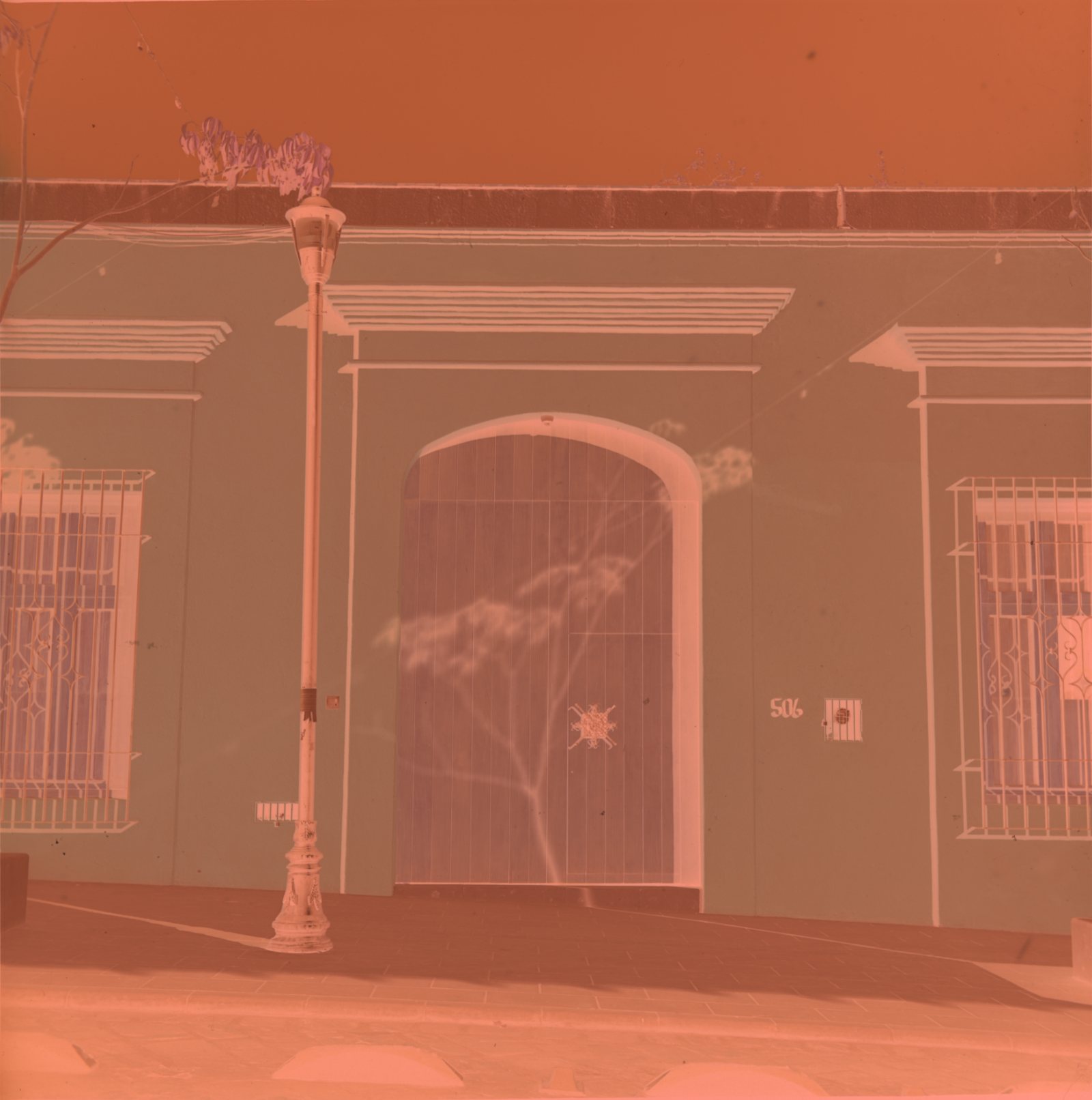El mismo fotograma en negativo color, con la máscara naranja de la película.